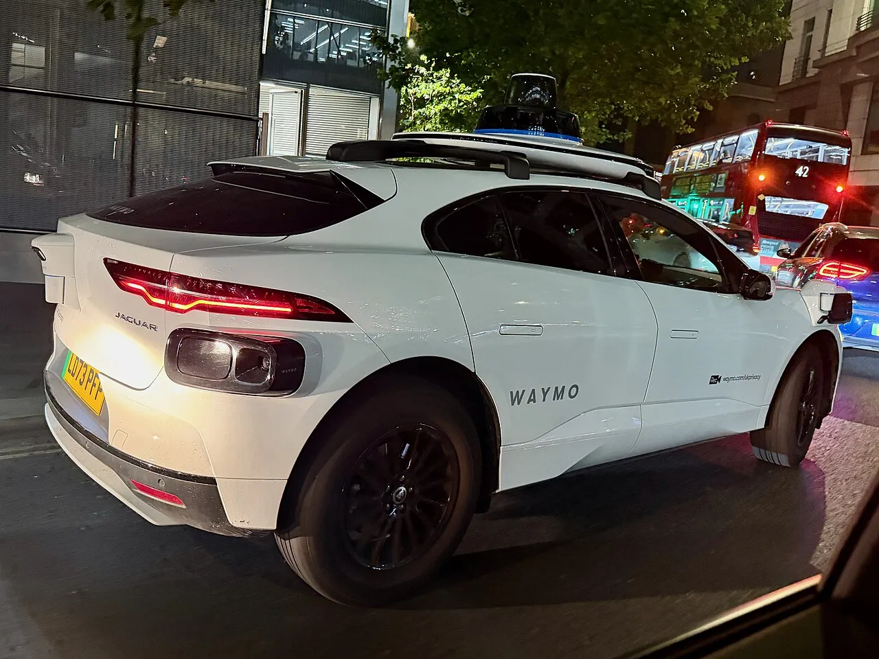 Waymo ouvre son robotaxi nouvelle génération à tous dans trois villes américaines