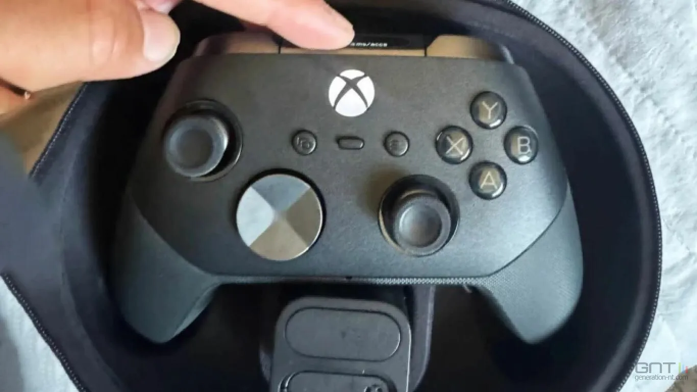 Xbox Elite Series 3 : un prototype fuité révèle écran, molettes et bouton cloud