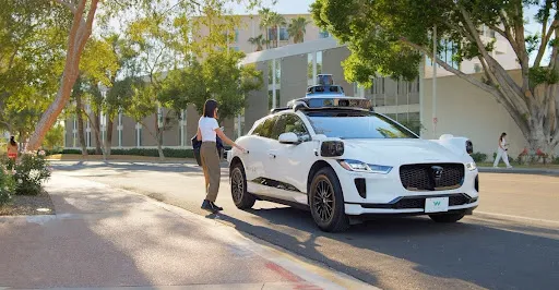 Les Robotaxis Tesla roulent sans conducteur à Austin, mais pas sans incidents