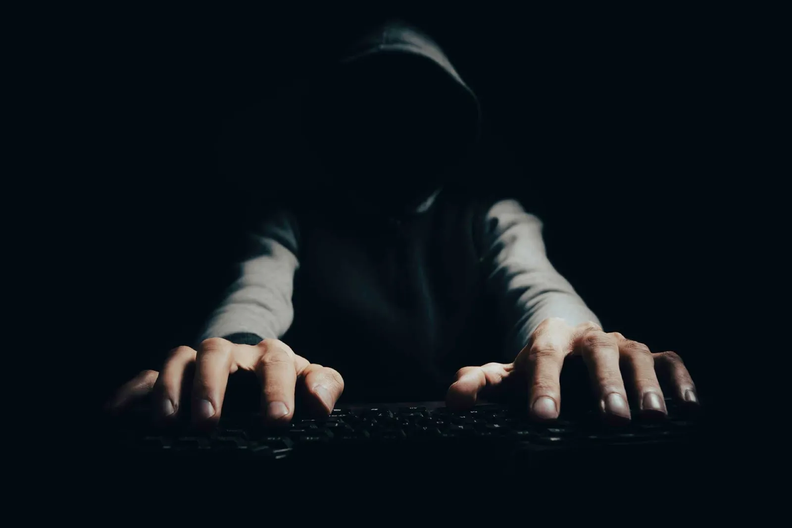 Piratages en série : la France contre-attaque, mais les données fuient déjà